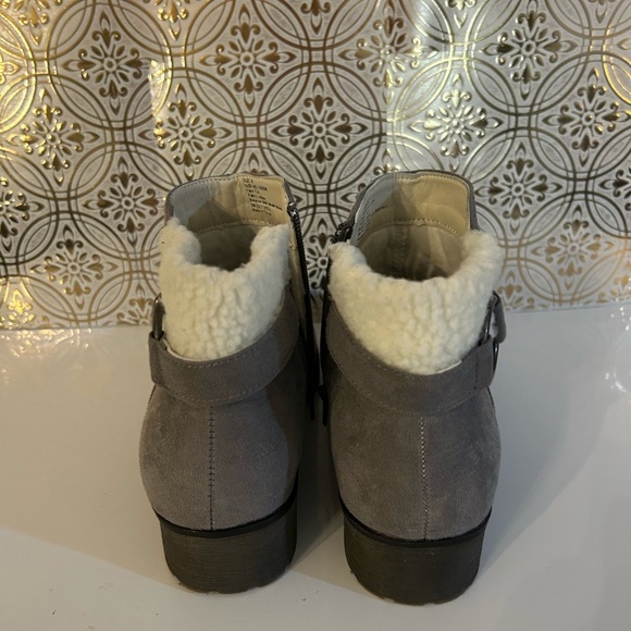 Serra Women’s Ankle Booties. Size 9. Zip closure. Preowned. Good condition. - Picture 4 of 8